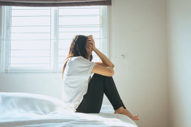 Asyalı kadın yatakta bir baş ağrısı uyku modundan çıkarma sonra sabah olacak