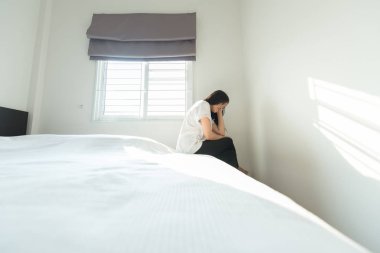 Kadın bir baş ağrısı ve otururken yatağa uyku modundan çıkarma sonra sabaha ciddi duygu var