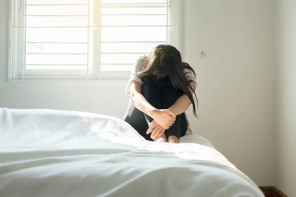 Женщина Имеет Головную Боль Чувство Грусти Сидя Кровати После Пробуждения — стоковое фото
