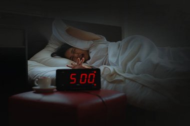 Genç asyalı kadın kulak tan yastık almak,Nefret erken 5 uyanma stresli oluyor,Alarm saat