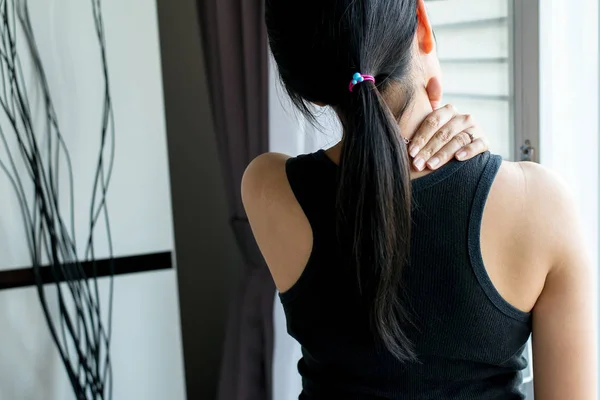 Młody Asian Kobieta Mający Szyi Ból Żeński Uczucie Wyczerpany Bolesny — Zdjęcie stockowe