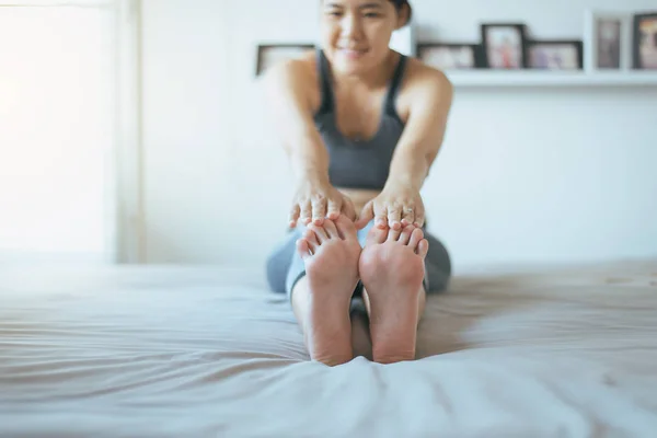 Yoga Egzersiz Icra Yatakta Oturan Genç Asyalı Kadın Evde Uyandıktan — Stok fotoğraf