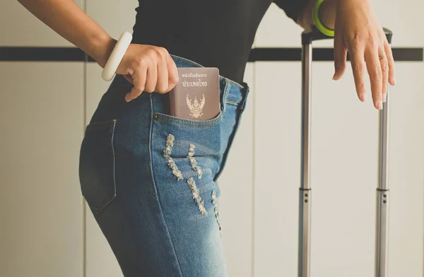 Hand Hält Pass Blauer Jeanstasche Nahaufnahme Retro Stil — Stockfoto