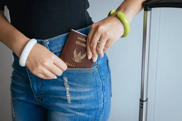 Ręka Trzyma Paszport Niebieskie Dżinsy Kieszeń Zbliżenie — Zdjęcie stockowe