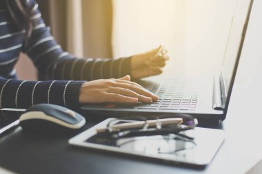 Kredi kartı tutan ve dizüstü bilgisayar için online alışveriş kavramı kullanarak el kadının yakın çekim