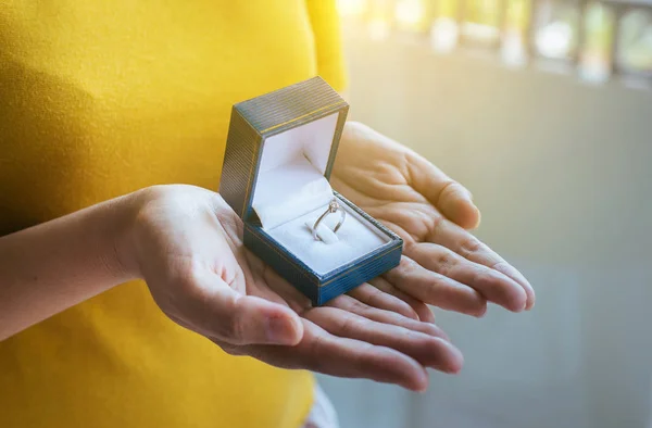 Geschenkbox Mit Silbernen Eheringen Der Hand Frau — Stockfoto