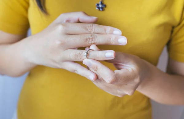 Frau Drückt Ihre Diamantringe Den Finger Nahaufnahme — Stockfoto