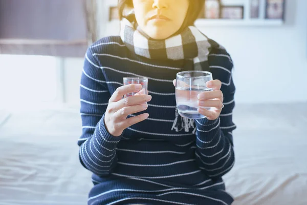 Donna Con Pillole Capsule Portata Mano Bicchiere Acqua — Foto Stock