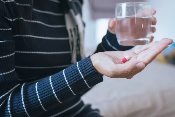 Mulher Com Comprimidos Cápsulas Mão Copo Água — Fotografia de Stock