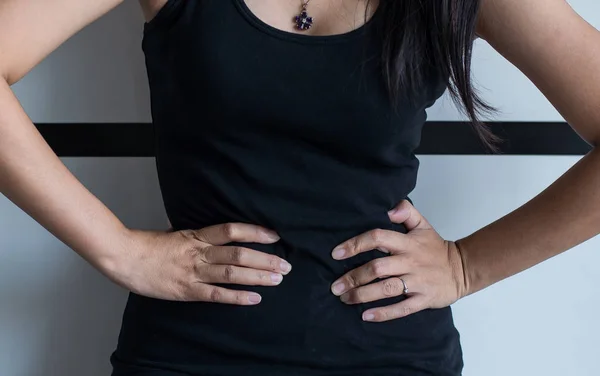 痛みを伴う腹痛 腹部の痛みから苦しんでいる女性を持つ女性 — ストック写真
