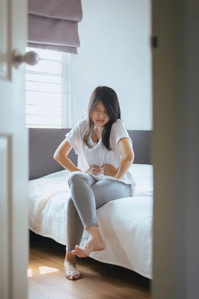 Mujer Asiática Joven Que Tiene Dolor Estómago Mujer Que Sufre — Foto de Stock