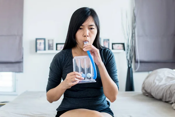 Asiatico Paziente Donna Utilizzando Incentivespirometro Tre Palle Stimolare Polmone Casa — Foto Stock