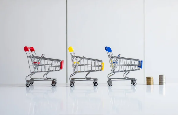 Mini Carrello Con Passo Monete Pile Finanza Denaro Concetto Shopping — Foto Stock