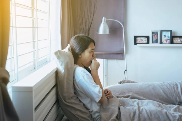 Joven Mujer Asiática Tosiendo Sentada Cama Concepto Salud — Foto de Stock