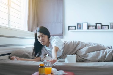 Hasta kadın elinde hap veya kapsül ve bir bardak su almak