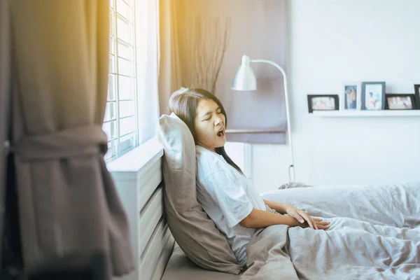 Mujer Bostezando Cama Cansado Somnoliento Síntomas Somnolencia — Foto de Stock