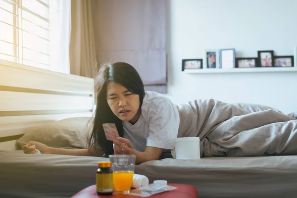 Mujer Con Pastillas Cápsulas Mano Vaso Agua — Foto de Stock