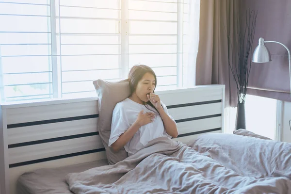 Joven Mujer Asiática Tosiendo Sentada Cama Concepto Salud — Foto de Stock