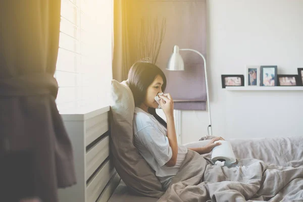 Mujer Asiática Joven Con Soplado Frío Secreción Nasal Cama Mujer — Foto de Stock