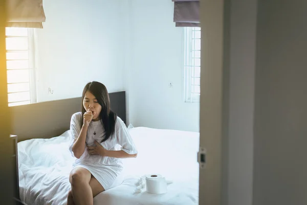 Joven Mujer Asiática Tosiendo Sentada Cama Concepto Salud — Foto de Stock