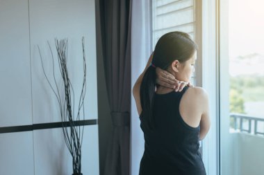 Bir boyun ağrısı olan genç asya kadın, Kadın duygu yorgun ve ağrılı