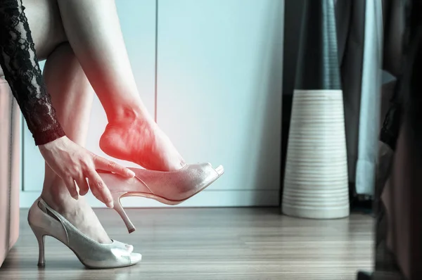 Las Manos Mujer Quitándose Los Zapatos Tacón Alto Porque Sufren — Foto de Stock