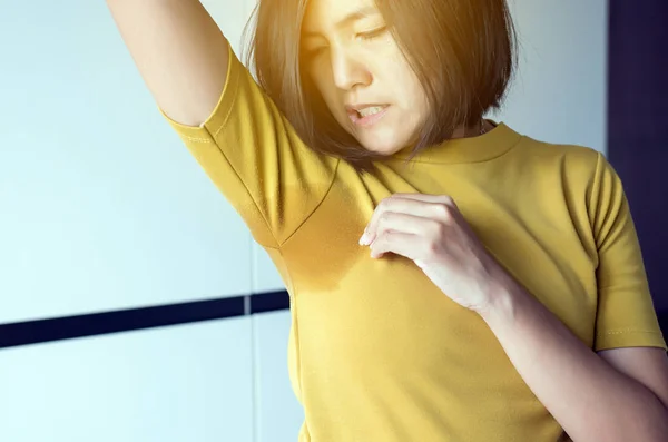 Asian Women Odor Sweating Female Smelling Sniffing Her Armpit Bad — Stock Photo, Image
