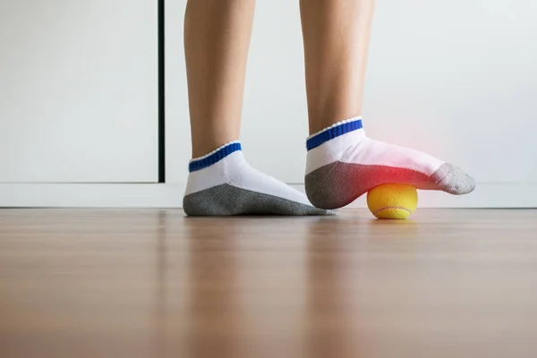 Yatak Odasında Ayağına Tenis Topuyla Kadın Masajı Ayak Tabanı Masajı — Stok fotoğraf