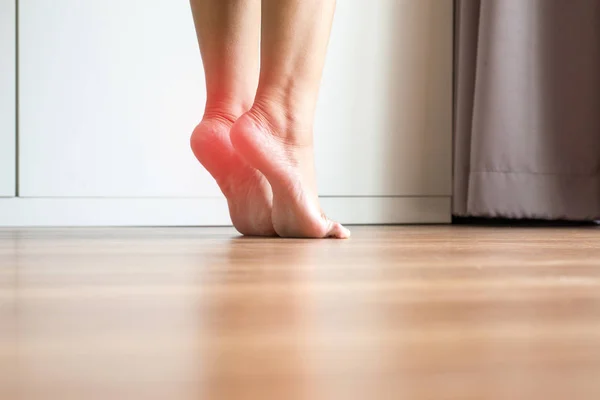 Femmes Étirement Pointe Des Pieds Dans Chambre Massage Des Pieds — Photo