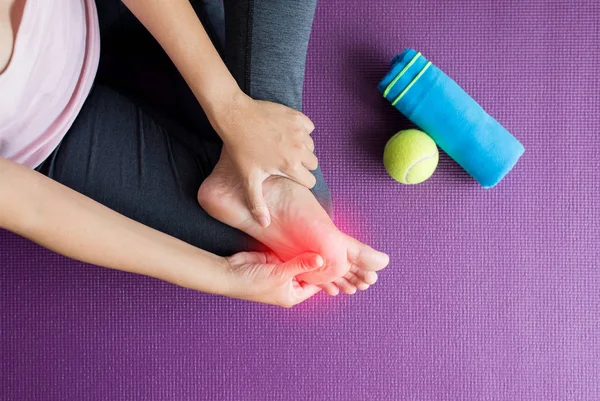 Masaje Manos Mujer Hasta Pie Colchoneta Yoga Casa Masaje Suelas — Foto de Stock