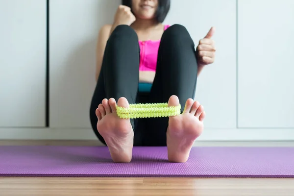 Asiatico Donna Utilizzando Elastico Massaggio Stretching Piede Dito Con Crampi — Foto Stock