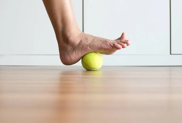 Yatak Odasında Ayağına Tenis Topuyla Kadın Masajı Ayak Tabanı Masajı — Stok fotoğraf