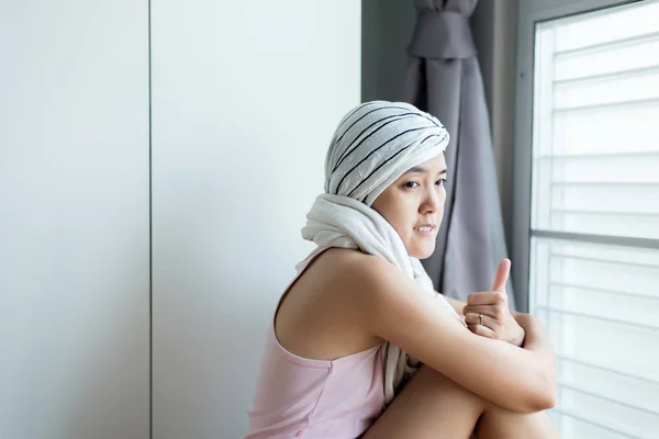 Donna Asiatica Con Cancro Della Malattia Sta Mostrando Pollice Seduto — Foto Stock