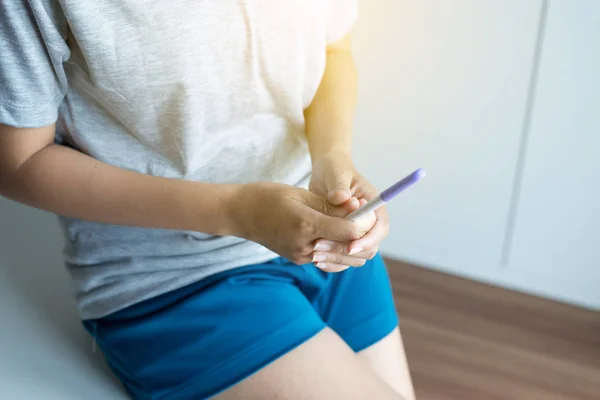 Kadın Eli Yatak Odasında Test Yaptıktan Sonra Hamilelik Testi Gösteriyor — Stok fotoğraf