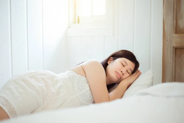 Asiática Mulher Dormindo Feliz Cama Sorrindo Mãos Lado Sua Cabeça — Fotografia de Stock