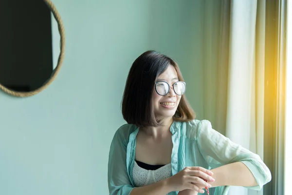 Portret Van Een Mooie Aziatische Vrouw Ontspannen Zitten Buurt Van — Stockfoto