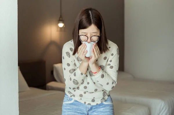 Mujer Asiática Estornuda Porque Contaminación Dormitorio Mujer Joven Tiene Alergia —  Fotos de Stock