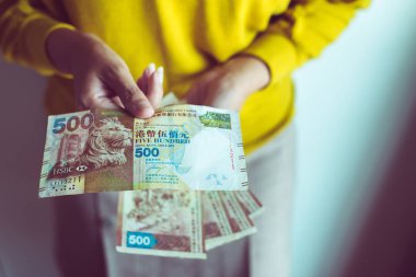 Eller 500 Hong Kong banknotunu gösteriyor.