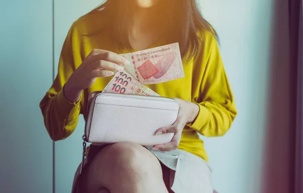 Mãos Mulher Contando 100 Yuan Chinês Nota Carteira Fechar — Fotografia de Stock