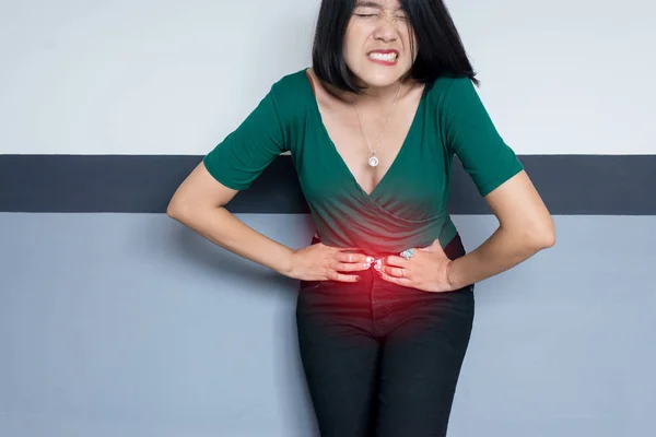 Mujer Con Dolor Estómago Casa Mujer Que Sufre Dolor Abdominal — Foto de Stock