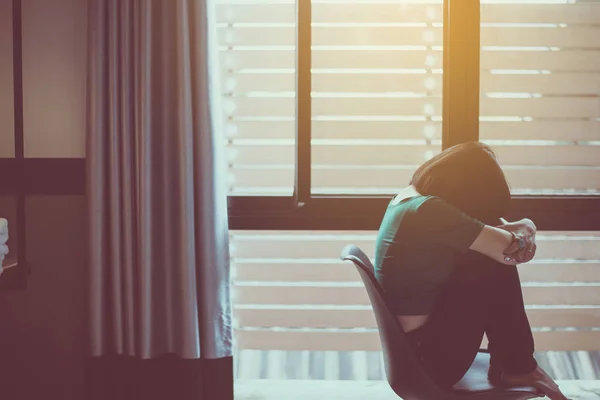 Mujer Decepcionada Vida Mientras Está Sentada Silla Dormitorio Prevención Del — Foto de Stock