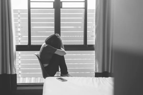 Женщина Разочарована Жизни Сидя Стуле Спальне Предотвращение Самоубийств Позитивное Отношение — стоковое фото