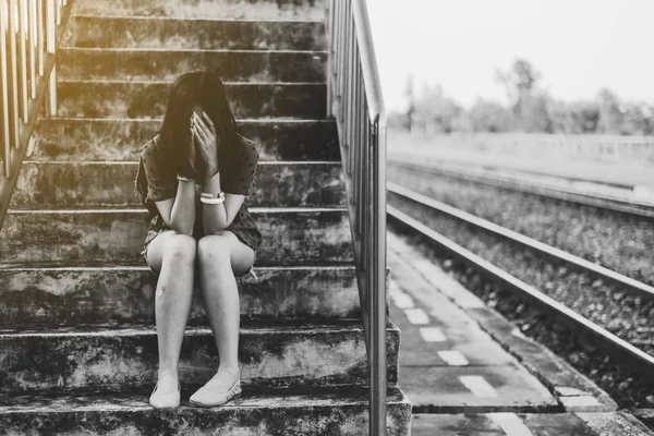 Deprimido Jovem Asiático Mulher Sentado Viaduto Perto Ferrovia Estação Trem — Fotografia de Stock