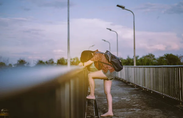 Deprimido Jovem Asiático Mulher Uma Ponte Atitude Negativa Conceito Prevenção — Fotografia de Stock