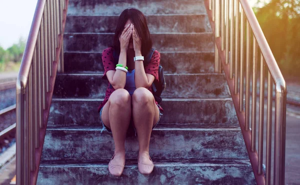 Mujer Asiática Joven Deprimida Sentada Puente Estación Tren Actitud Negativa — Foto de Stock