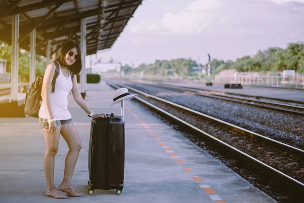 Schöne Asiatische Touristin Steht Mit Gepäck Und Wartendem Zug Bahnhof — Stockfoto