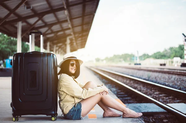 Reise Und Urlaubskonzept Glückliche Asiatische Touristin Sitzt Und Wartet Bahnhof — Stockfoto