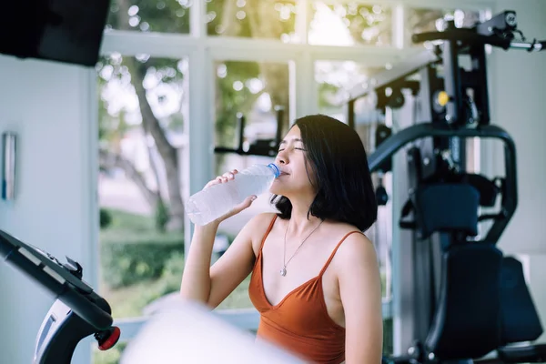 Wanita Yang Bahagia Duduk Dan Minum Air Gym Perempuan Asia — Stok Foto