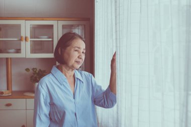 Alzheimer 'lı yaşlı kadın migren ve baş ağrısı çekiyor, kıdemli sağlıklı konsept.