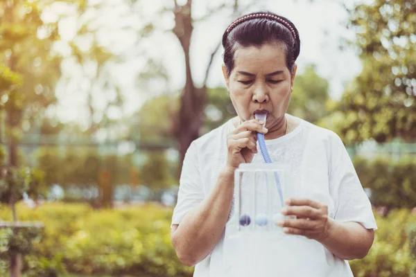 Ibu Asia Yang Lebih Tua Menggunakan Spirometer Insentif Atau Tiga — Stok Foto